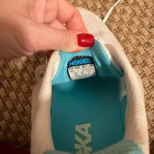 Women’s Hokas Clifton size 9